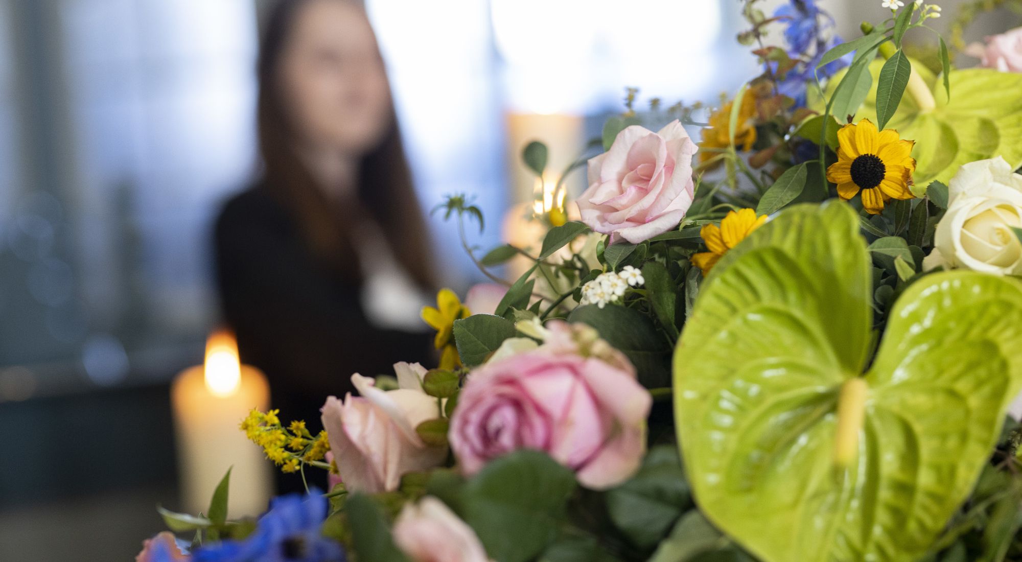 Blumendekoration bei einer Trauerfeier
